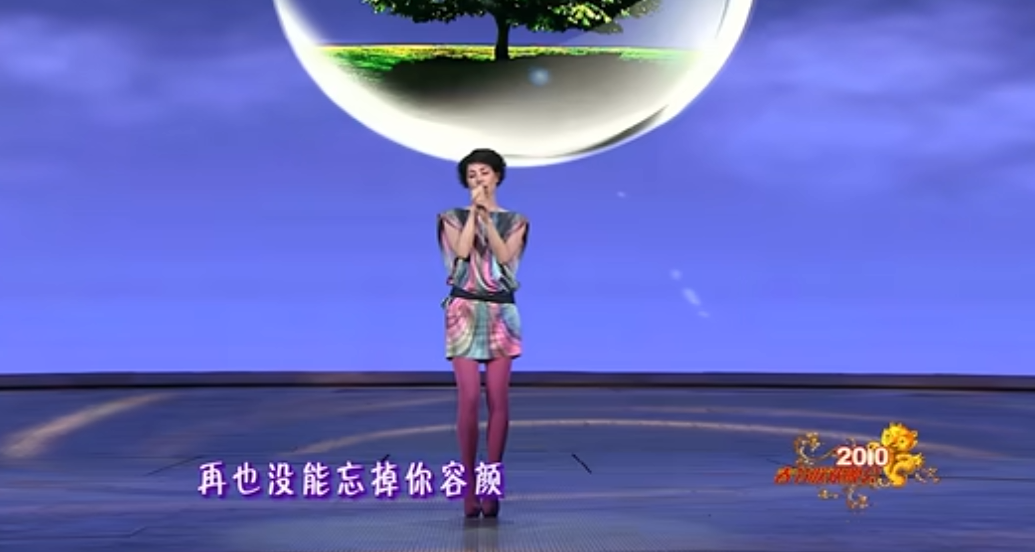 件爆款再次走红！带货能力一流春晚这些同款被搜上热门瓦力棋牌王菲“虾片耳环”预售已排到3月！42年前这(图2)