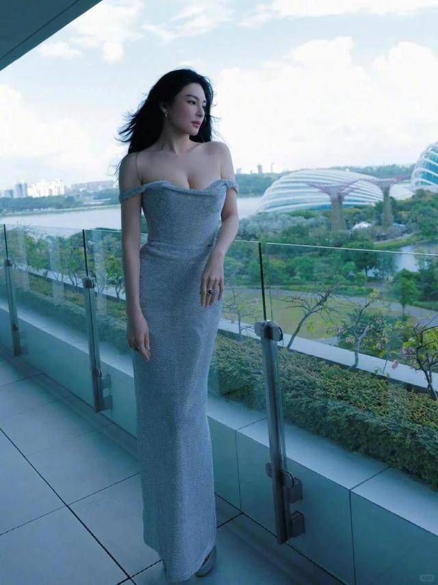 蚁腰蜜桃臀腿长1米2小腹松弛皮肤太抢镜瓦力棋牌游戏37岁张雨绮晒泳装照！蚂(图2)