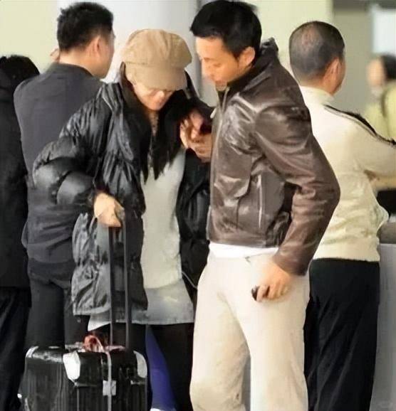 蚁腰蜜桃臀腿长1米2小腹松弛皮肤太抢镜瓦力棋牌游戏37岁张雨绮晒泳装照！蚂(图4)