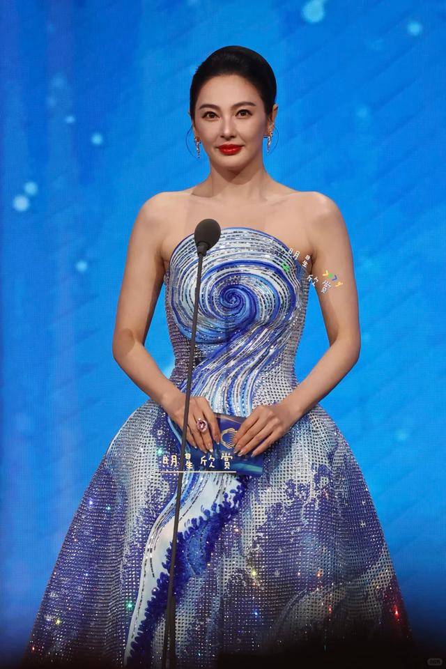 蚁腰蜜桃臀腿长1米2小腹松弛皮肤太抢镜瓦力棋牌游戏37岁张雨绮晒泳装照！蚂(图5)