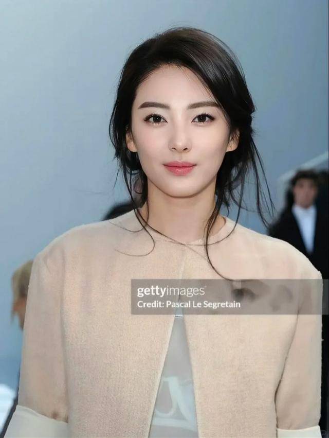 蚁腰蜜桃臀腿长1米2小腹松弛皮肤太抢镜瓦力棋牌游戏37岁张雨绮晒泳装照！蚂(图6)