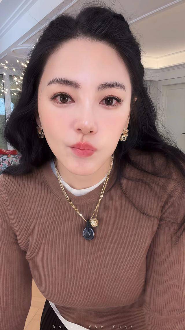 蚁腰蜜桃臀腿长1米2小腹松弛皮肤太抢镜瓦力棋牌游戏37岁张雨绮晒泳装照！蚂(图8)