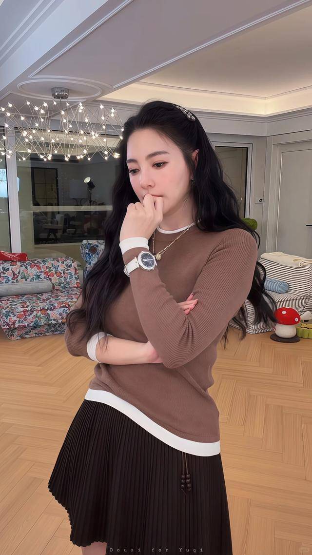 蚁腰蜜桃臀腿长1米2小腹松弛皮肤太抢镜瓦力棋牌游戏37岁张雨绮晒泳装照！蚂(图16)