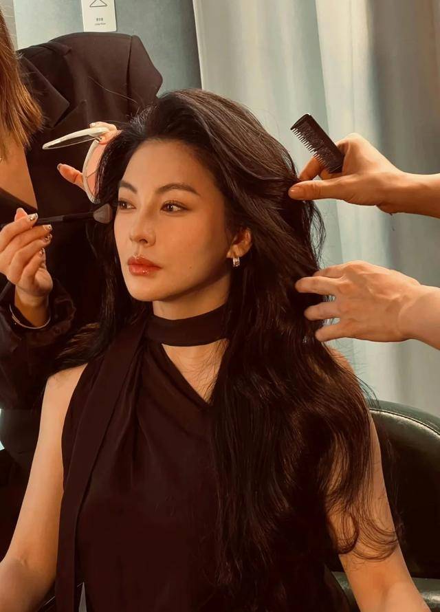 蚁腰蜜桃臀腿长1米2小腹松弛皮肤太抢镜瓦力棋牌游戏37岁张雨绮晒泳装照！蚂(图20)