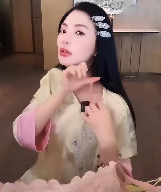 蚁腰蜜桃臀腿长1米2小腹松弛皮肤太抢镜瓦力棋牌游戏37岁张雨绮晒泳装照！蚂(图24)