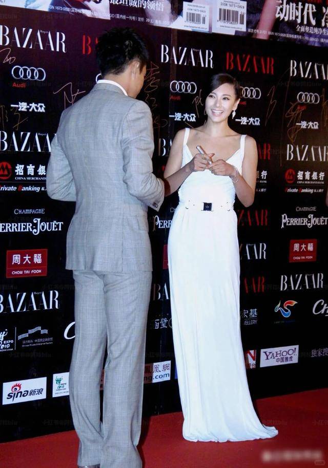 蚁腰蜜桃臀腿长1米2小腹松弛皮肤太抢镜瓦力棋牌游戏37岁张雨绮晒泳装照！蚂(图26)