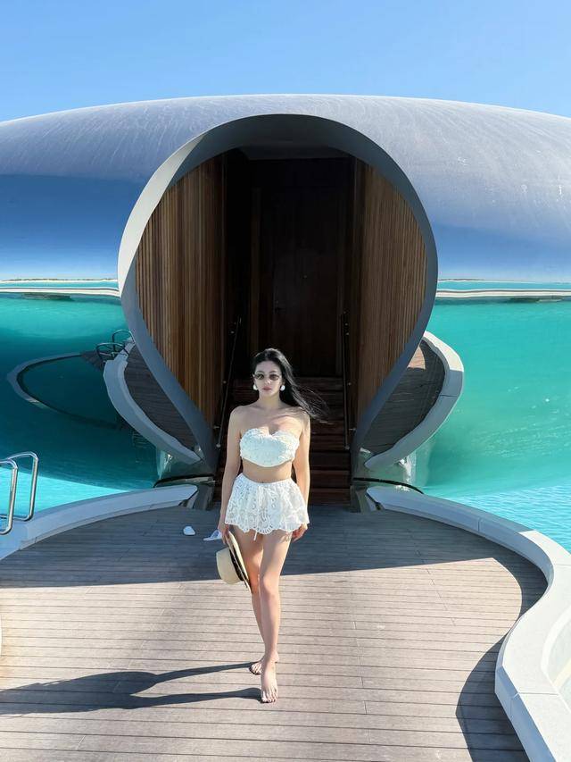 蚁腰蜜桃臀腿长1米2小腹松弛皮肤太抢镜瓦力棋牌游戏37岁张雨绮晒泳装照！蚂(图28)