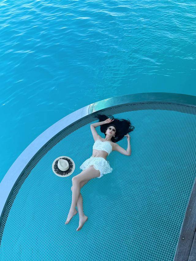 蚁腰蜜桃臀腿长1米2小腹松弛皮肤太抢镜瓦力棋牌游戏37岁张雨绮晒泳装照！蚂(图33)