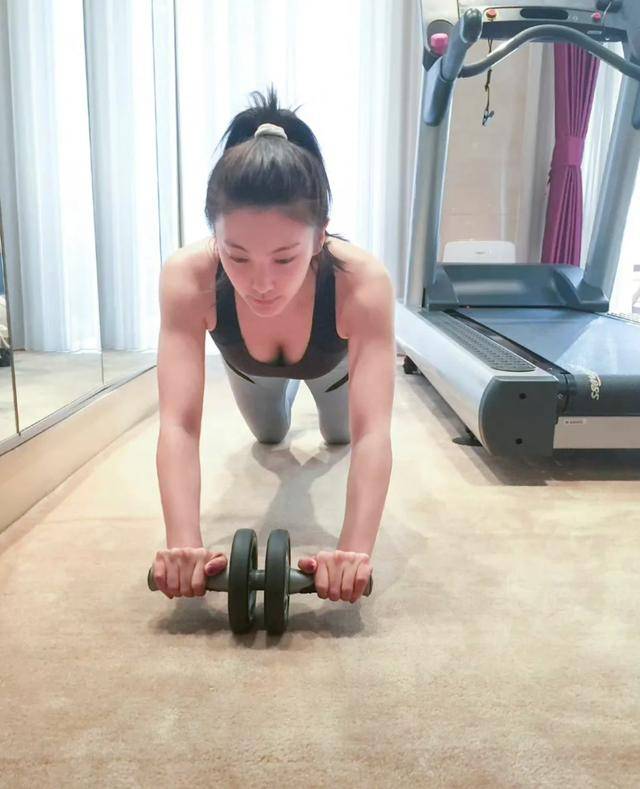 蚁腰蜜桃臀腿长1米2小腹松弛皮肤太抢镜瓦力棋牌游戏37岁张雨绮晒泳装照！蚂(图34)