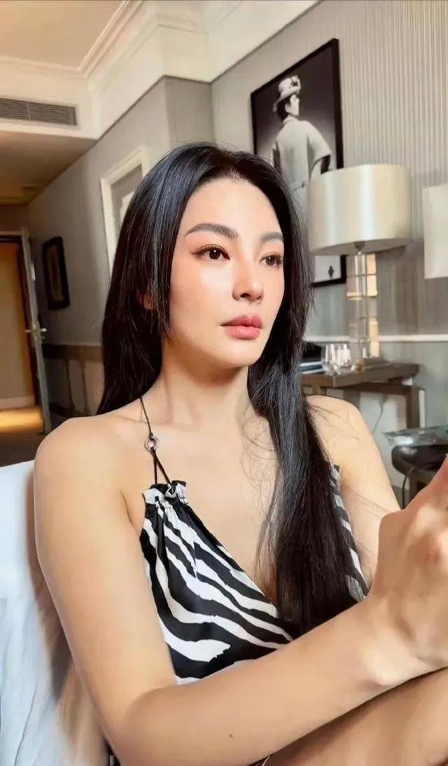 蚁腰蜜桃臀腿长1米2小腹松弛皮肤太抢镜瓦力棋牌游戏37岁张雨绮晒泳装照！蚂(图41)