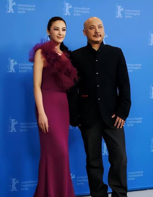 蚁腰蜜桃臀腿长1米2小腹松弛皮肤太抢镜瓦力棋牌游戏37岁张雨绮晒泳装照！蚂(图38)