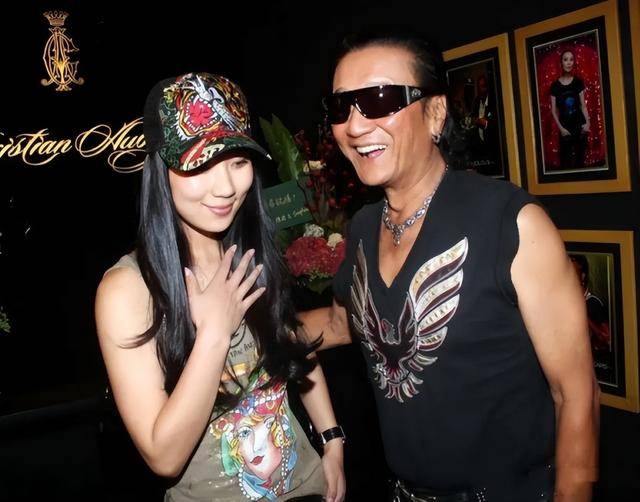 对大49岁谢贤念念不忘 节目上自曝私密事瓦力棋牌游戏忘年恋分手已8年 Coco仍