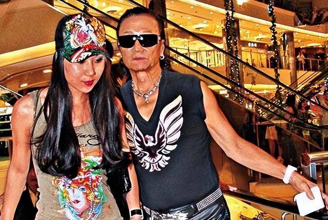 对大49岁谢贤念念不忘 节目上自曝私密事瓦力棋牌游戏忘年恋分手已8年 Coco仍(图3)