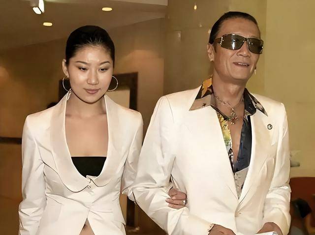 对大49岁谢贤念念不忘 节目上自曝私密事瓦力棋牌游戏忘年恋分手已8年 Coco仍(图23)