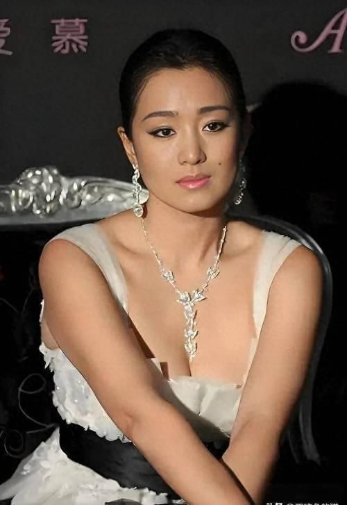 位手握双奢代言这才是顶流天花板瓦利棋牌巩俐：墨绿丝绒裙稳站C(图3)