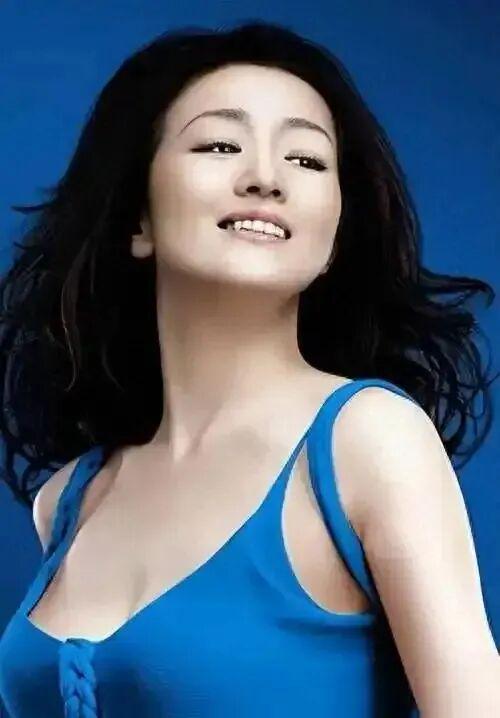 位手握双奢代言这才是顶流天花板瓦利棋牌巩俐：墨绿丝绒裙稳站C(图2)