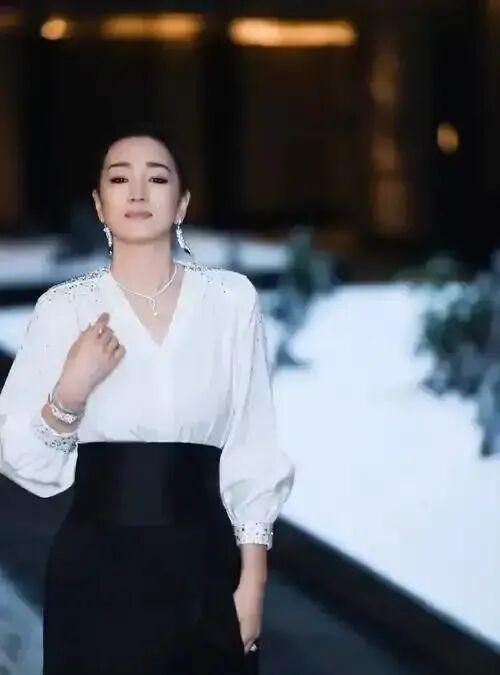 位手握双奢代言这才是顶流天花板瓦利棋牌巩俐：墨绿丝绒裙稳站C(图4)