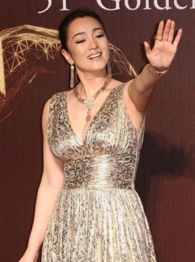 位手握双奢代言这才是顶流天花板瓦利棋牌巩俐：墨绿丝绒裙稳站C